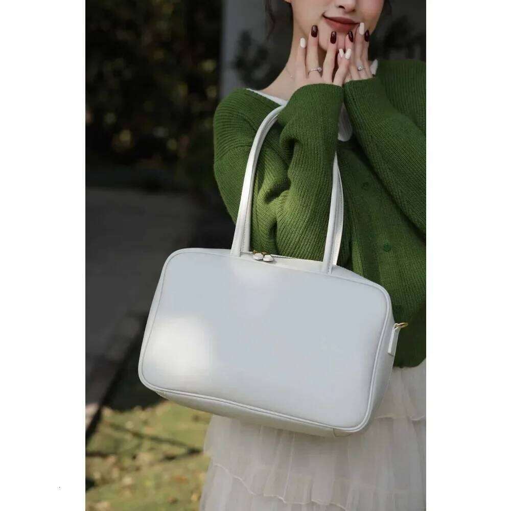 Designer Bags 2025 New High-Quality Large-Capacity Handbag Casual Versatile Messenger Niche Leather Shoulder Small Square Bag Bowling Girl Hot Selling