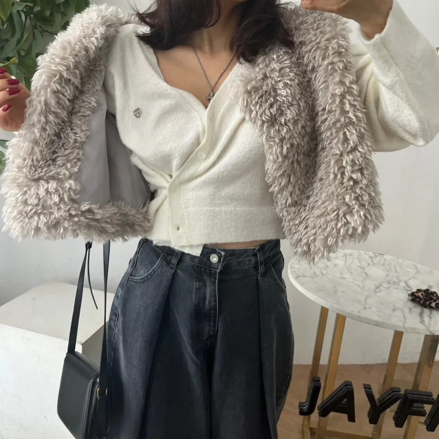 Ladies Wool Fur Vests Womens Autumn Winter Trendy Fur Integrated Plush Tank Tops Sleeveless Solid Color Vest 251027