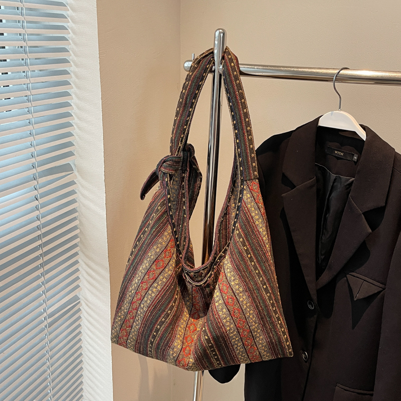 Winter women's simple and fashionable large capacity synthetic leather handbag, new fashionable college student daily commuting lightweight cross