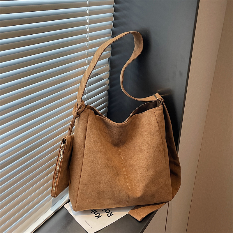 2025 Spring Women's New Simple and Fashionable Large Capacity Synthetic Leather Handbag Fashion College Student Daily Commuter Lightweight Crossb