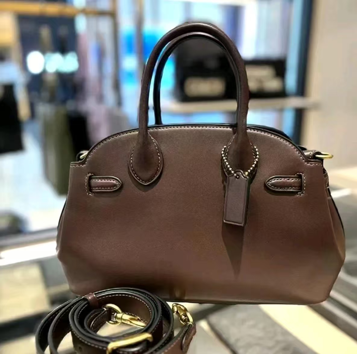 Real Leather Crossbody Shopper: Spacious Designer Bag with Soft Cushioning and Stylish Handles