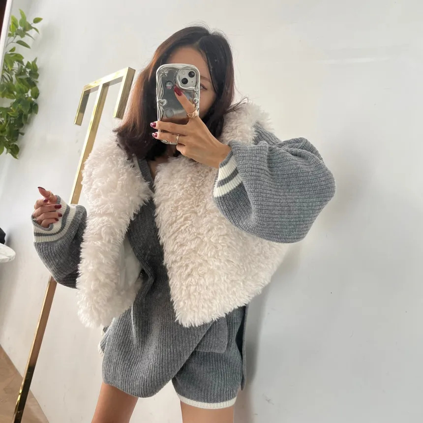 Ladies Wool Fur Vests Womens Autumn Winter Trendy Fur Integrated Plush Tank Tops Sleeveless Solid Color Vest 251027