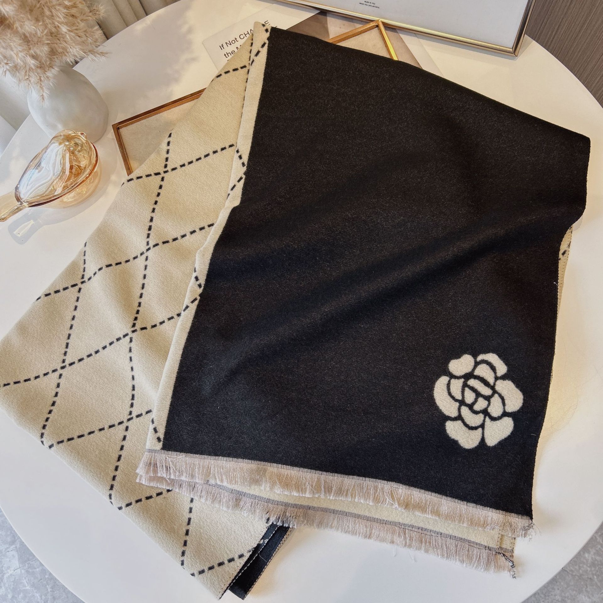 New Fashionable Plaid Pattern Paired With Floral Design Scarf Korean Style Winter Warm Temperament Shawl Scarf Exquisite Gift Love Birthday Gift Scarf