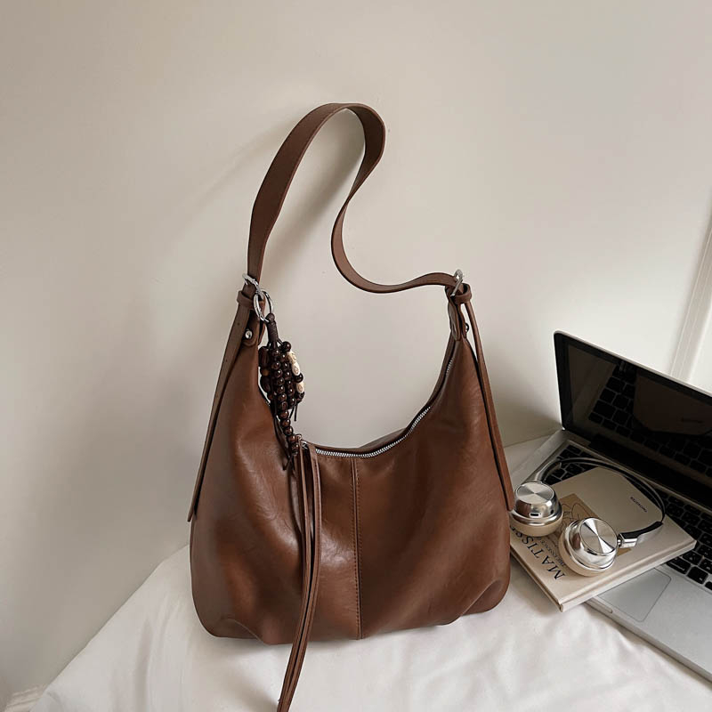 Spring women's simple and fashionable large capacity synthetic leather handbag, new fashionable college student daily commuting lightweight shoul