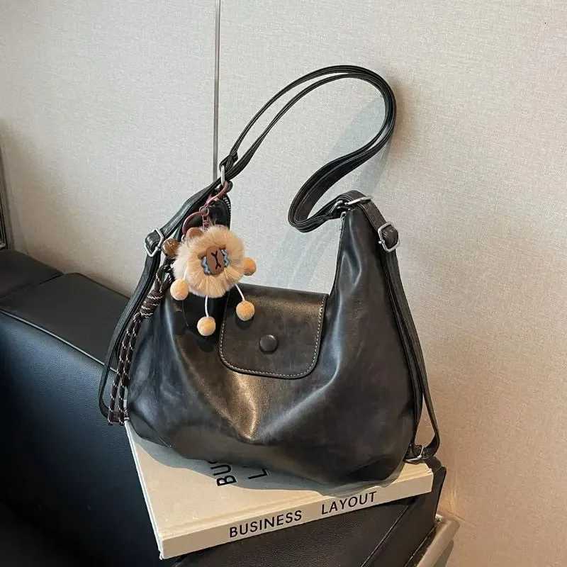 Vintage PU Leather Shoulder Bag for Women Lightweight Large Capacity Handbag with ornaments Commute Shopping Backpack PurseW251028