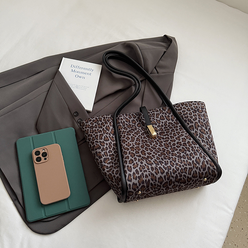 2025 Summer Women's New Simple and Fashionable Large Capacity Synthetic Leather Handbag Fashion College Student Daily Commuter Lightweight Crossb