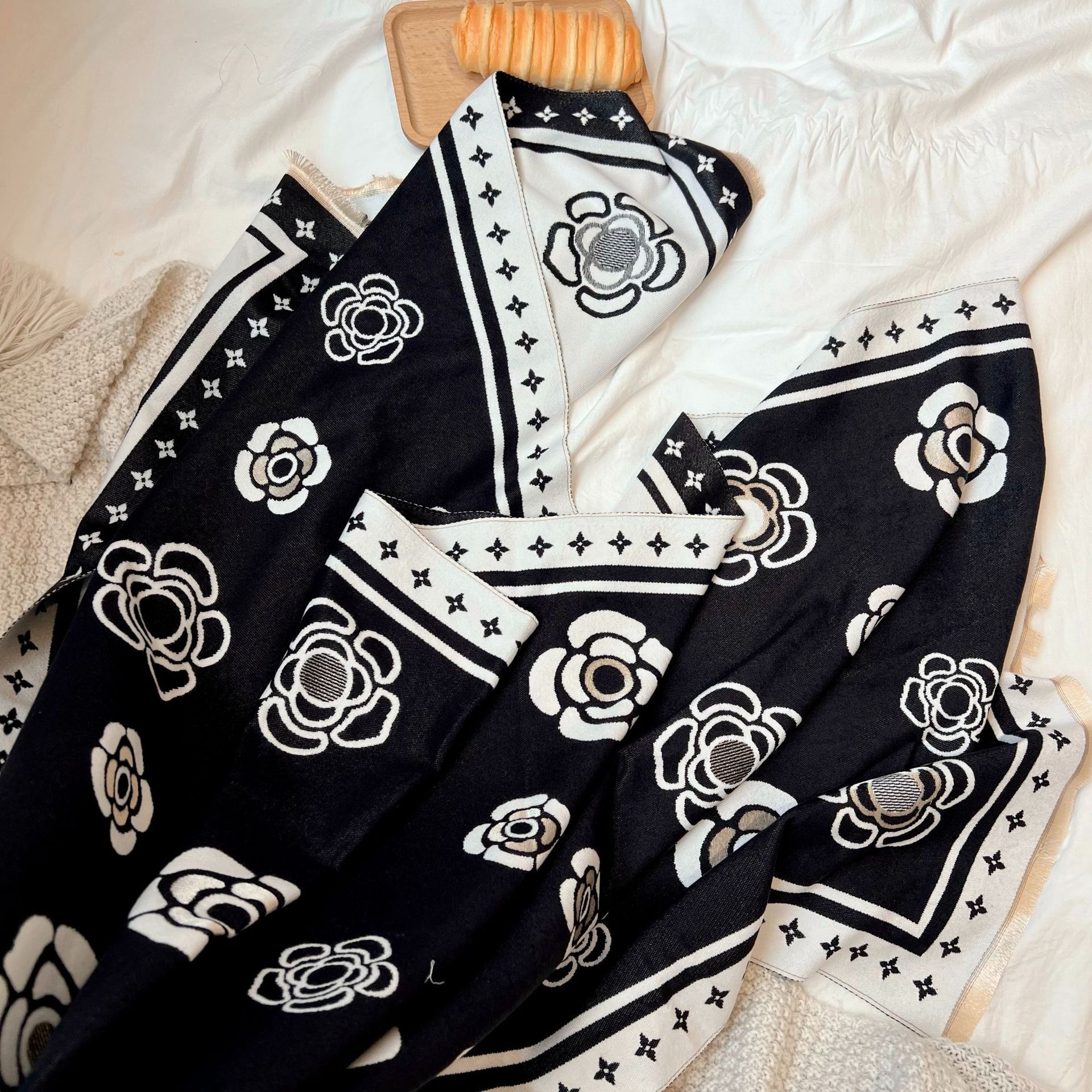 Charm Flower Pattern Design 185*65cm Versatile Scarf That Can Be Draped Over Shoulders Fashionable Gift Scarf For Autumn And Winter Essential Scarf Fo