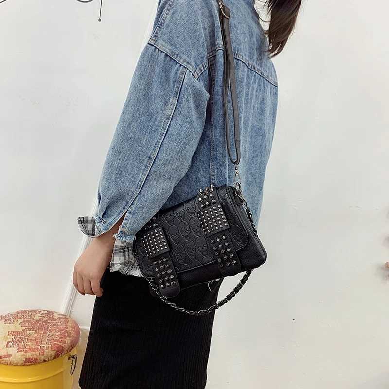 Fashion Black Rivet Shoulder Bag Women PU Leather Messenger Bag Vintage Cool Crossbody Bags Fashion Lady Handbag sac a mainW251028