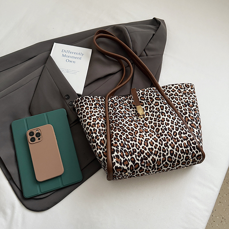 2025 Summer Women's New Simple and Fashionable Large Capacity Synthetic Leather Handbag Fashion College Student Daily Commuter Lightweight Crossb