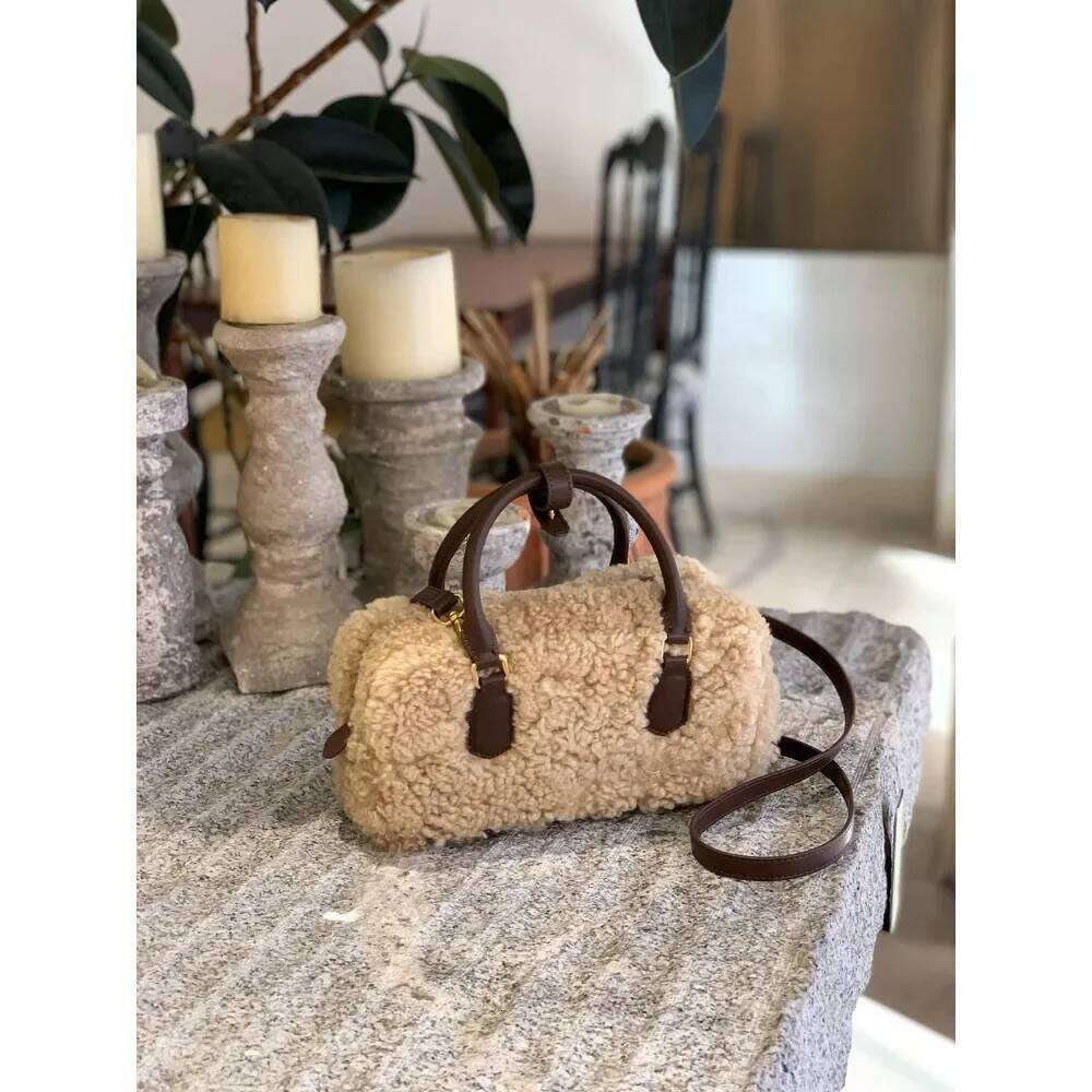 Designer Bags Plush Bowling 2025 Autumn Winter New Korean Version Fashion Sweet Versatile Caramel Brown Lamb Fluffy Handbag Messenger Bag Hot Selling