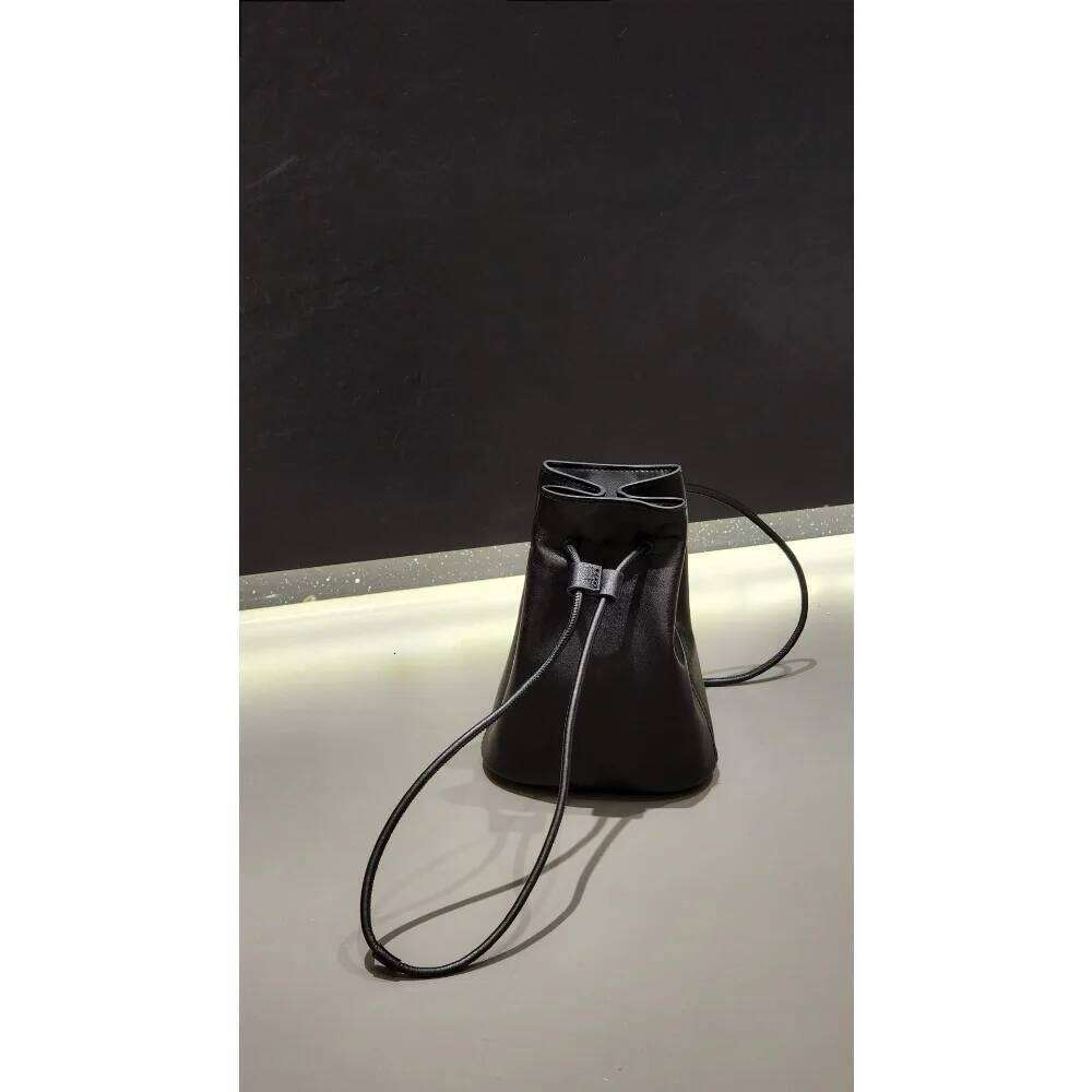 Designer Bags 2025 Spring Summer New Women's Vegetable Tanned Sheepskin Soft Leather Large Capacity Simple Bucket Small Shoulder Bag Hot Selling