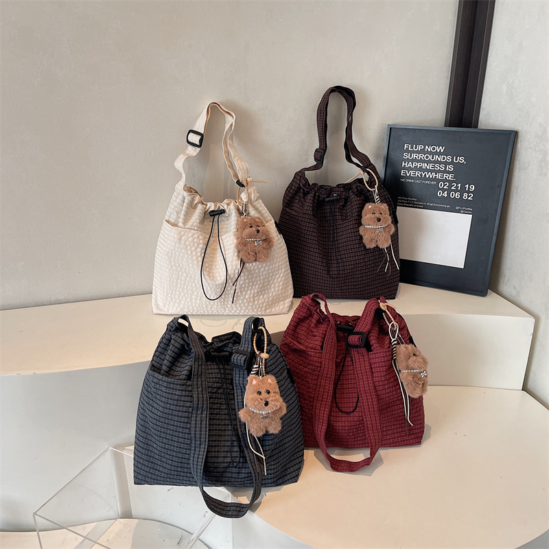 2025 Winter Women's New Simple and Fashionable Large Capacity Synthetic Leather Handbag Fashion College Student Daily Commuter Lightweight Crossb