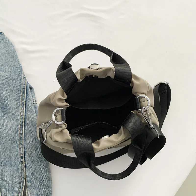 1 Piece of Pure Color Shoulder Bag for Women Versatile HandHeld Crossbody Bag Fashionable Bucket Bag That Can Hold Mobile PhoneW251028
