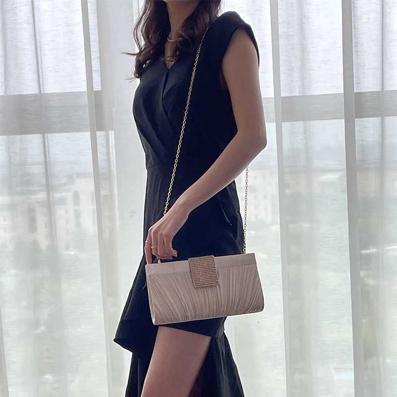 Fashion temperament dinner bag Light personality holding bag Cosmetics mobile phone storage bag Party evening dress bag H251027
