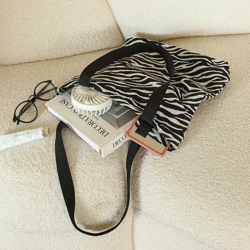 Womens Handbag Black and White Zebra Print Large Capacity Student Commuter Shoulder Bag Zipper Design Fashion Canvas BagW251028