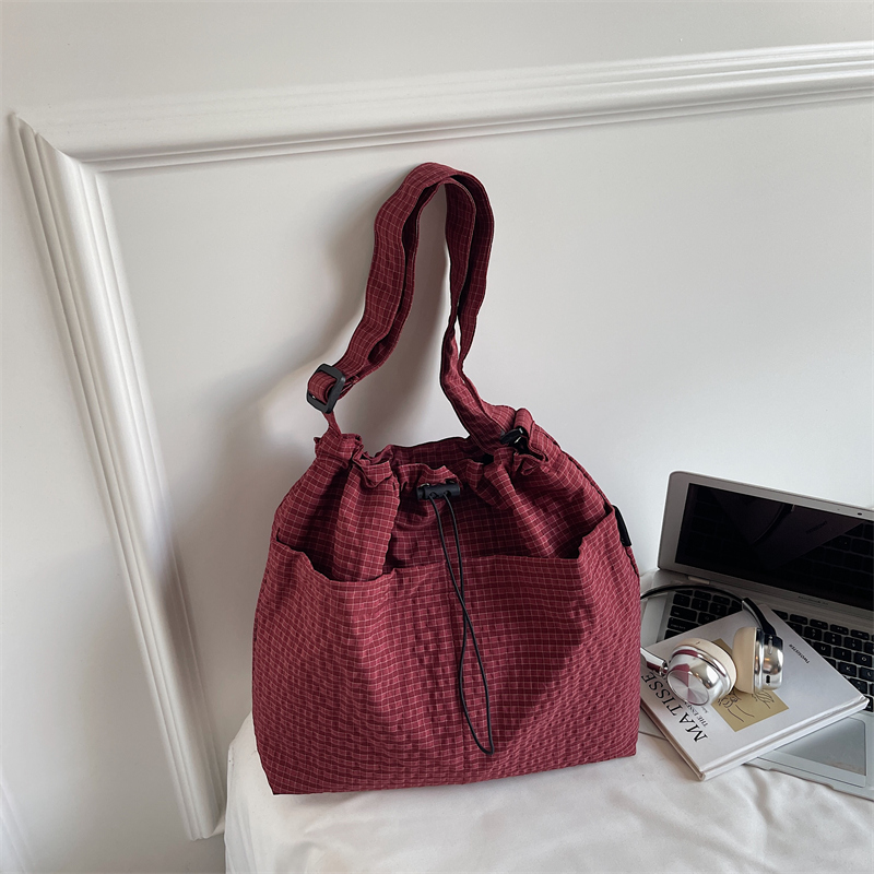 2025 Winter Women's New Simple and Fashionable Large Capacity Synthetic Leather Handbag Fashion College Student Daily Commuter Lightweight Crossb