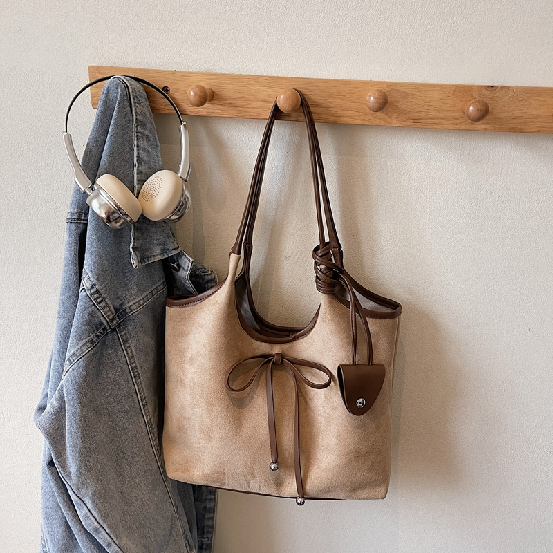 2025 New Summer Women's Simple and Fashionable Large Capacity Synthetic Leather Handbag Fashion Middle School Students' Daily Commuting Ligh