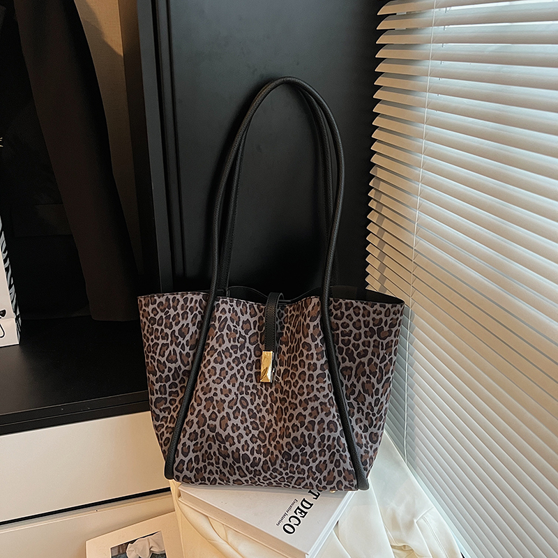 Summer Women's Simple and Fashionable Large Capacity Synthetic Leather Handbag New Fashionable Middle School Student Daily Commuter Lightweight S