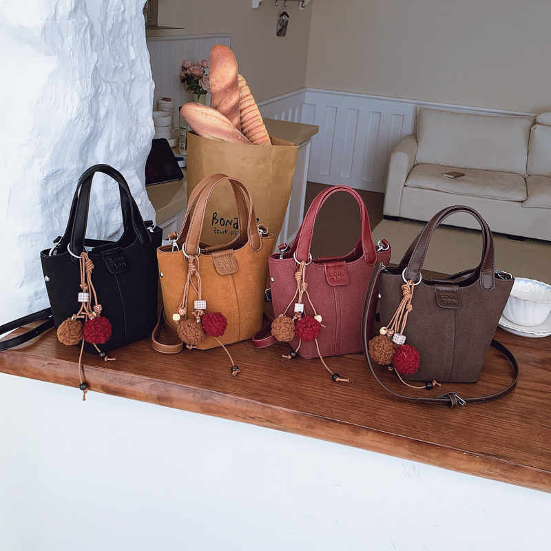 Spring Women's New Simple and Fashionable Large Capacity Synthetic Leather Handbag Fashionable College Student Daily Commuter Lightweight Crossbo