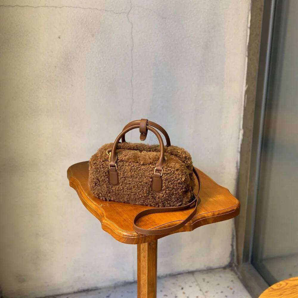Designer Bags Plush Bowling 2025 Autumn Winter New Korean Version Fashion Sweet Versatile Caramel Brown Lamb Fluffy Handbag Messenger Bag Hot Selling