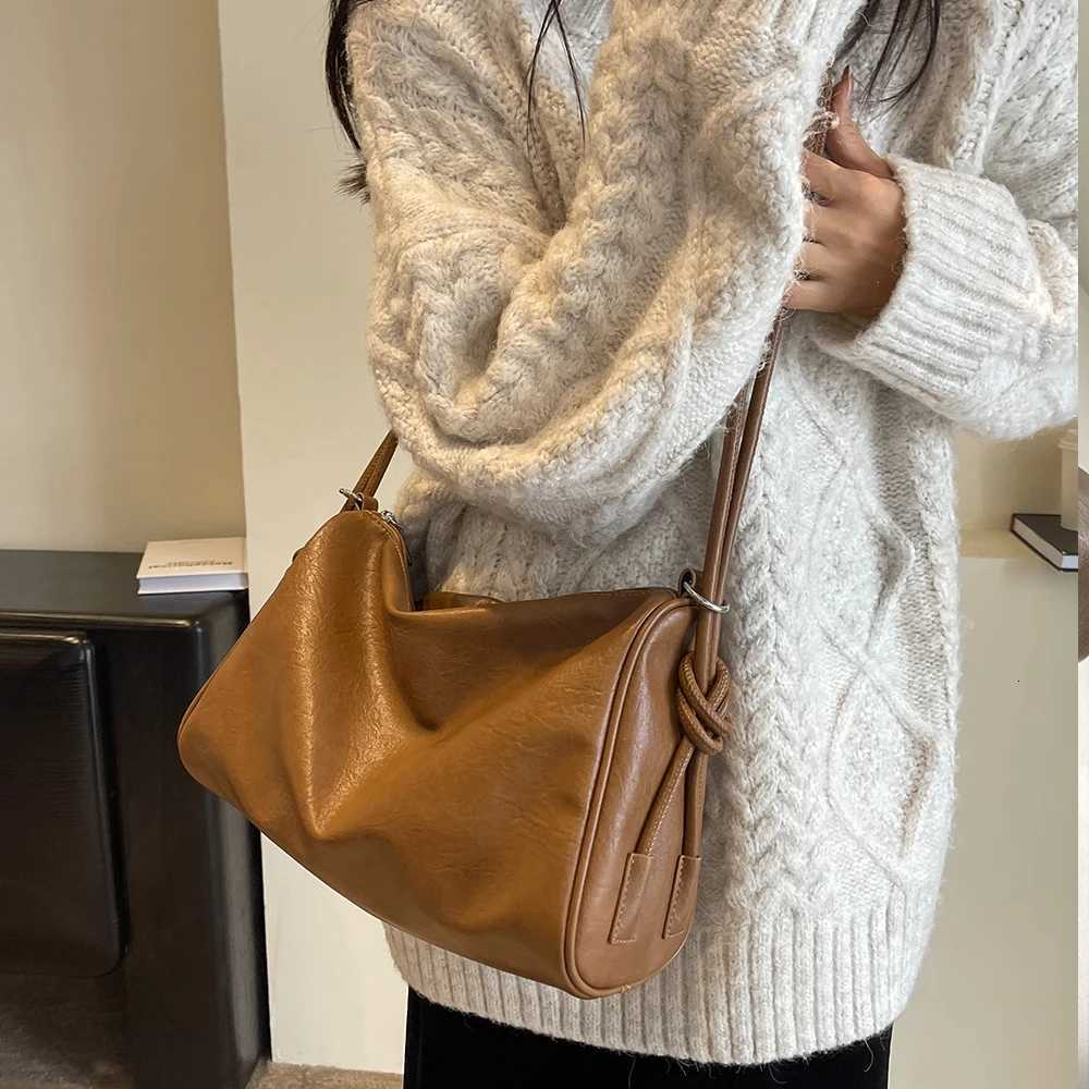 Autumn and Winter Vintage LargeCapacity Bag New Popular Versatile Crossbody Bag Fashionable Commuting Shoulder BagT251028