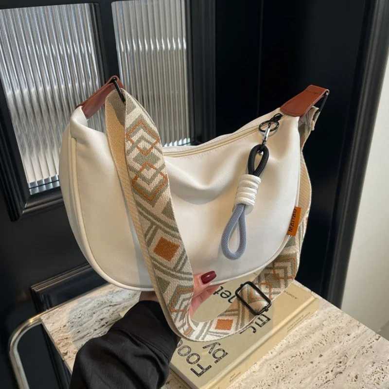 2025 New Fashion Crossbody Bag Simple Wide Shoulder Strap Design Single Shoulder Bag Original Style Commuting Dumpling Women BagW251028