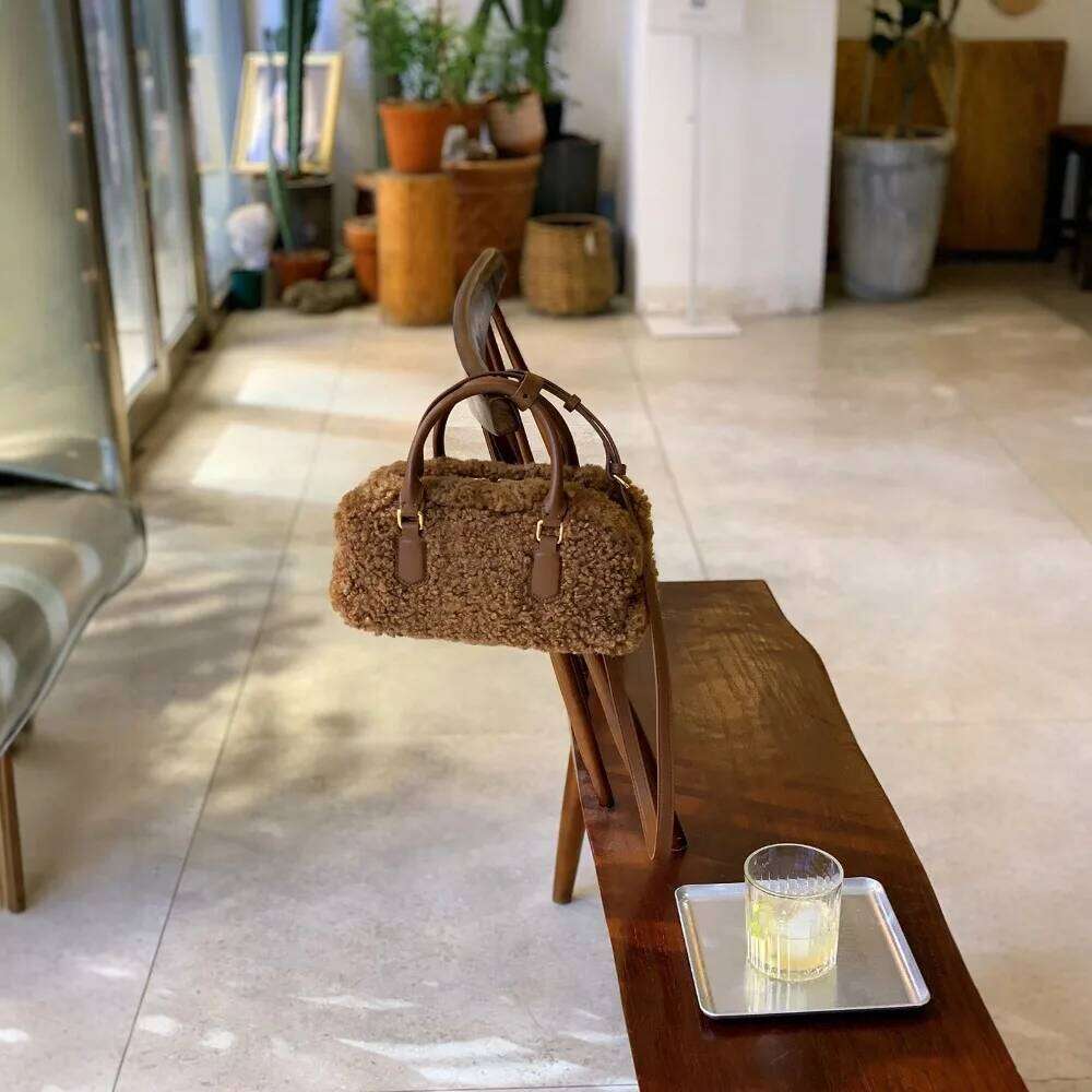 Designer Bags Plush Bowling 2025 Autumn Winter New Korean Version Fashion Sweet Versatile Caramel Brown Lamb Fluffy Handbag Messenger Bag Hot Selling