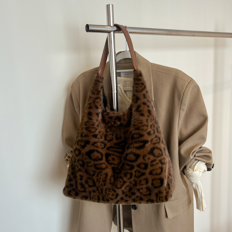 Summer Women's Simple and Fashionable Large Capacity Synthetic Leather Handbag New Fashionable Middle School Student Daily Commuter Lightweight S