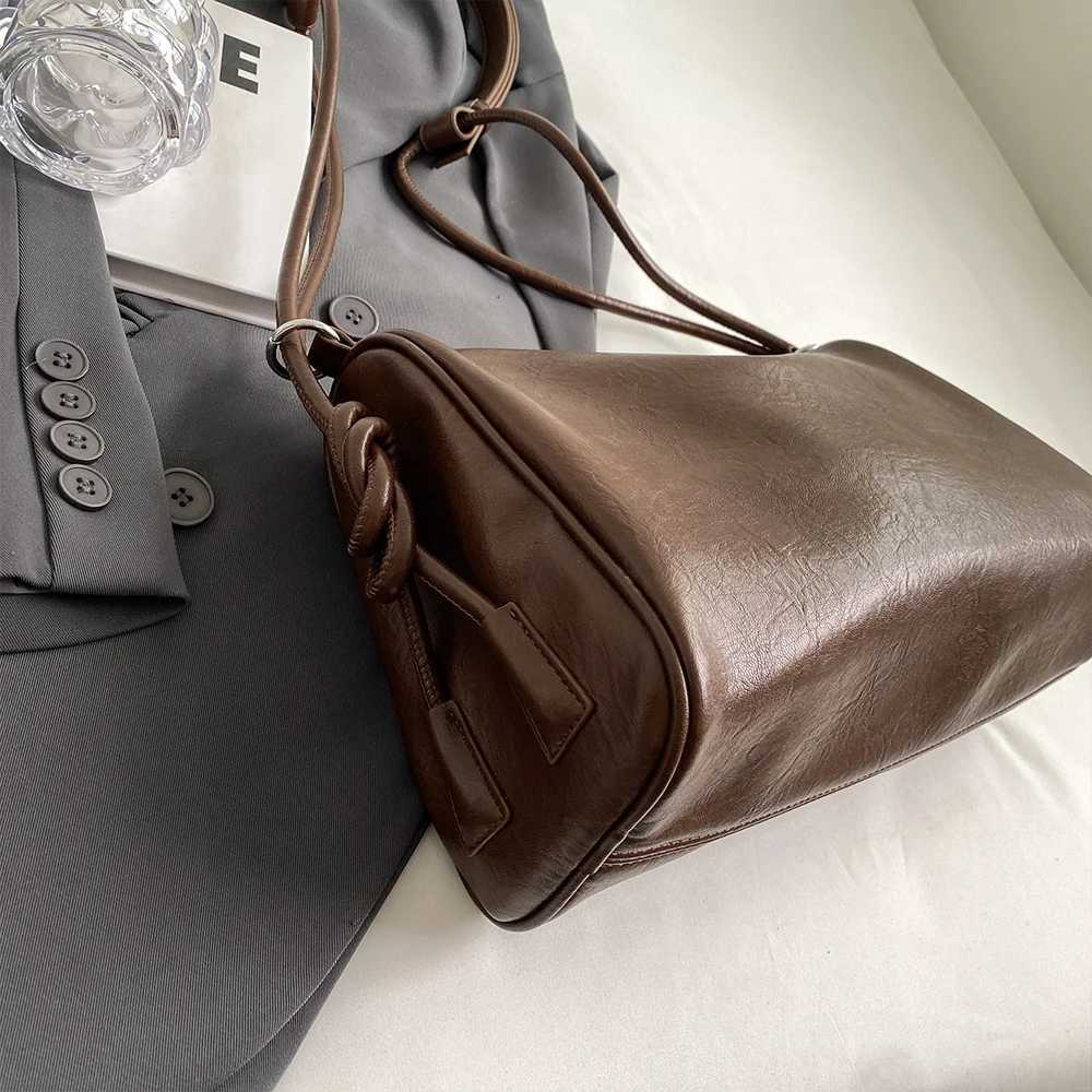 Autumn and Winter Vintage LargeCapacity Bag New Popular Versatile Crossbody Bag Fashionable Commuting Shoulder BagT251028