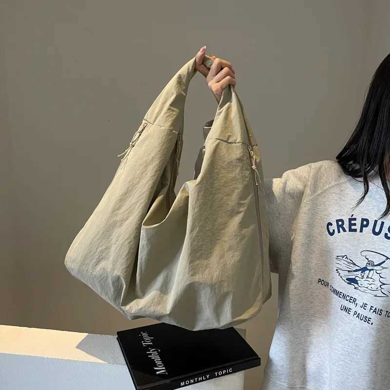 Casual Nylon Tote Bag for Women Handbag Shoulder Bag with Zipper Closure Durable Easy Clean for Commuting Work Travel WorksT251028