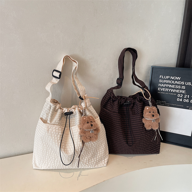 2025 Winter Women's New Simple and Fashionable Large Capacity Synthetic Leather Handbag Fashion College Student Daily Commuter Lightweight Crossb