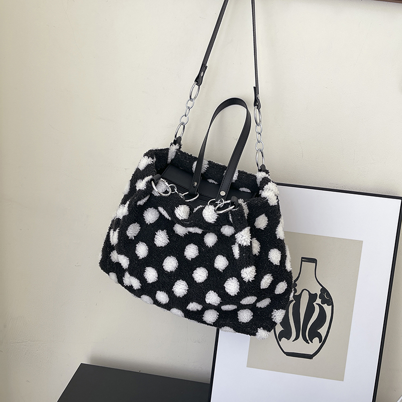 Winter Women's New Simple and Fashionable Large Capacity Synthetic Leather Handbag Fashionable College Student Daily Commuter Lightweight Crossbo