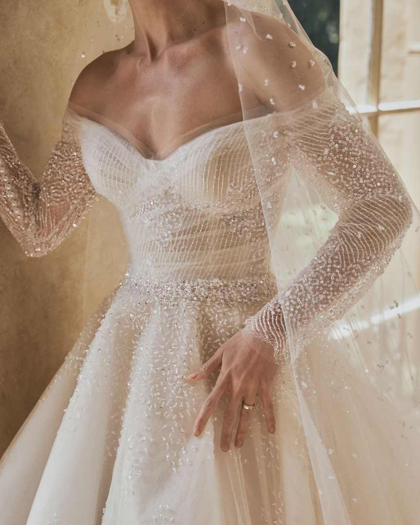 Romantic Sweetheart Lace Up Ball Gown Wedding Dress Exquaisite Appliques Embroidery Long Sleeve Princess Bridal Gown Customized