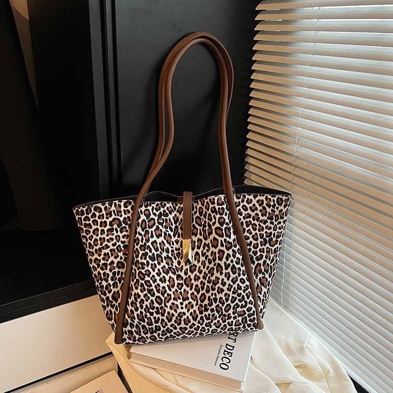 Summer Women's Simple and Fashionable Large Capacity Synthetic Leather Handbag New Fashionable Middle School Student Daily Commuter Lightweight S