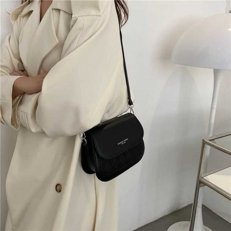 Womens design shoulder bag PU leather pullover retro saddle bag solid color crossbody bag small handbagT251028
