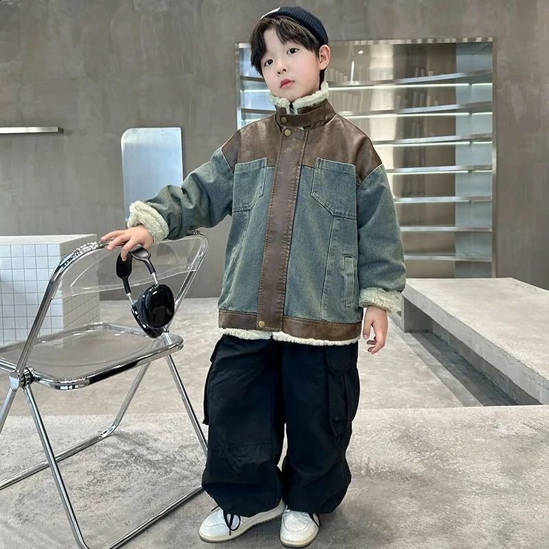 2025 Winter Boys FleeceLined Thickened Distressed Denim Patchwork Jacket Tween Boys Streetwear Style Warm Winter Coat 251027