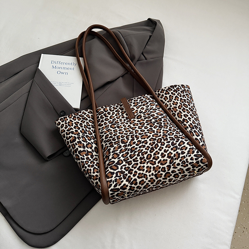 2025 Summer Women's New Simple and Fashionable Large Capacity Synthetic Leather Handbag Fashion College Student Daily Commuter Lightweight Crossb