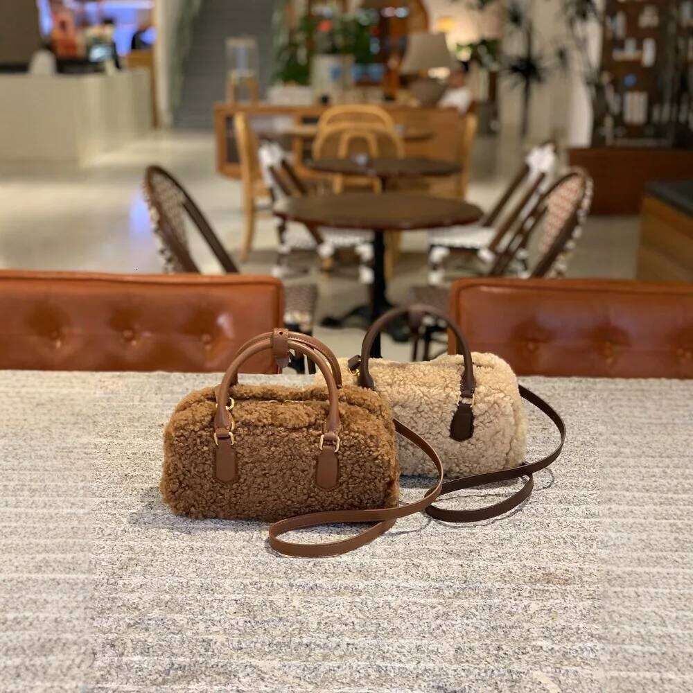 Designer Bags Plush Bowling 2025 Autumn Winter New Korean Version Fashion Sweet Versatile Caramel Brown Lamb Fluffy Handbag Messenger Bag Hot Selling