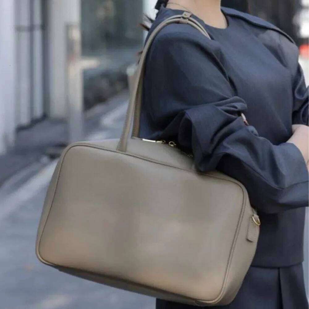 Designer Bags 2025 New High-Quality Large-Capacity Handbag Casual Versatile Messenger Niche Leather Shoulder Small Square Bag Bowling Girl Hot Selling