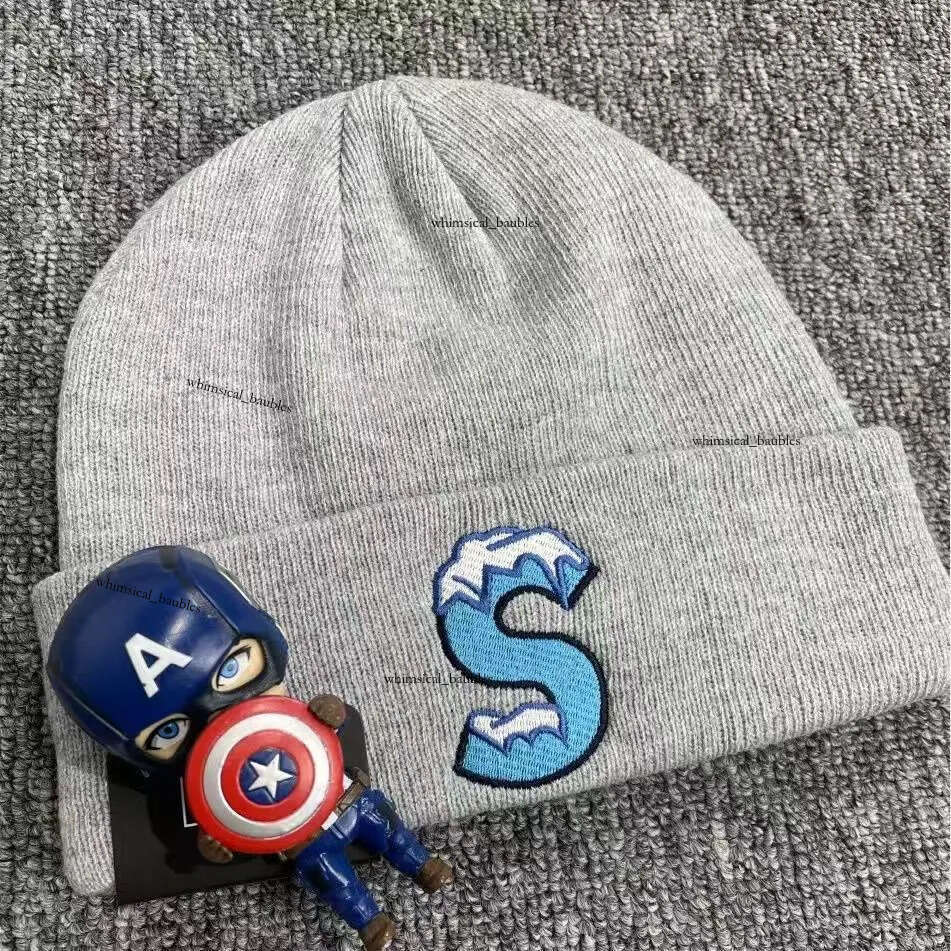 High quality Supremely Black Ribbed Knit Beanie Hat Streetwear Style Warm Skull Cap for Men & Women Fashion Casual Winter Headwear beanie 8dc