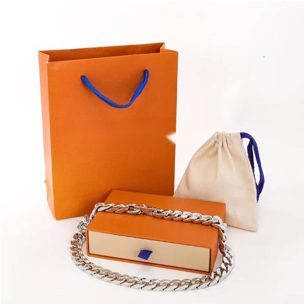 Necklace Designer Mens Silver Gold Pendant Necklace Luxury Titanium Steel Cuban Chain Letter Classic Flower Design Hip Hop Wedding Jewelry Womens Gift V458