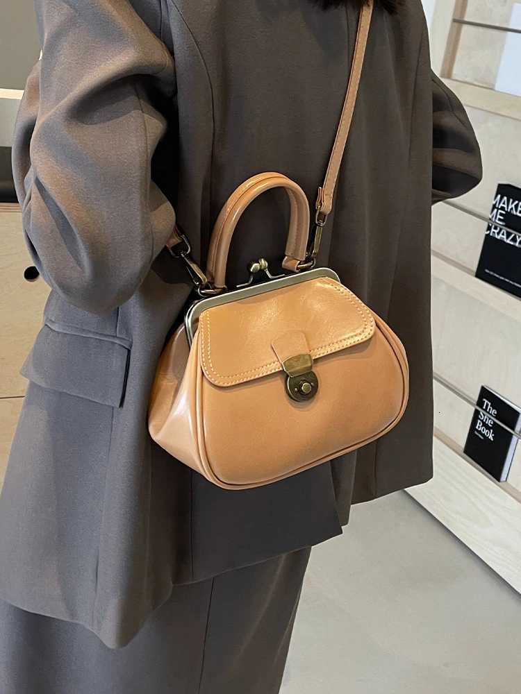 Womens New High Quality Texture Crossbody Bag Autumn Winter Retro Versatile Single Shoulder Fashion Trend PU Solid HandbagT251028