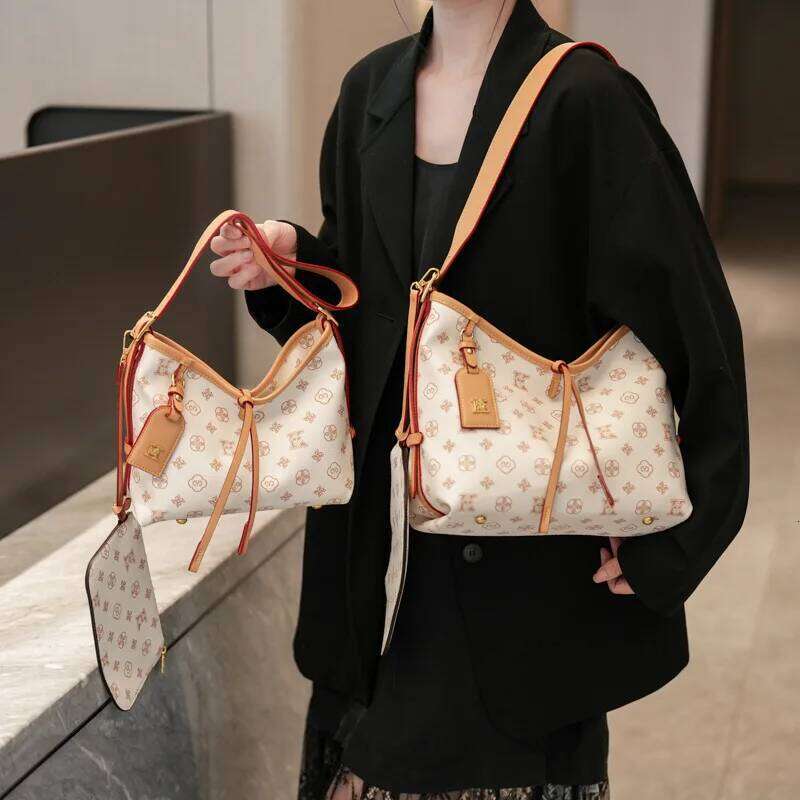 2025 New High-end Femininity Commuting Versatile Large-capacity Retro Fashion Printed Shoulder Messenger Bag