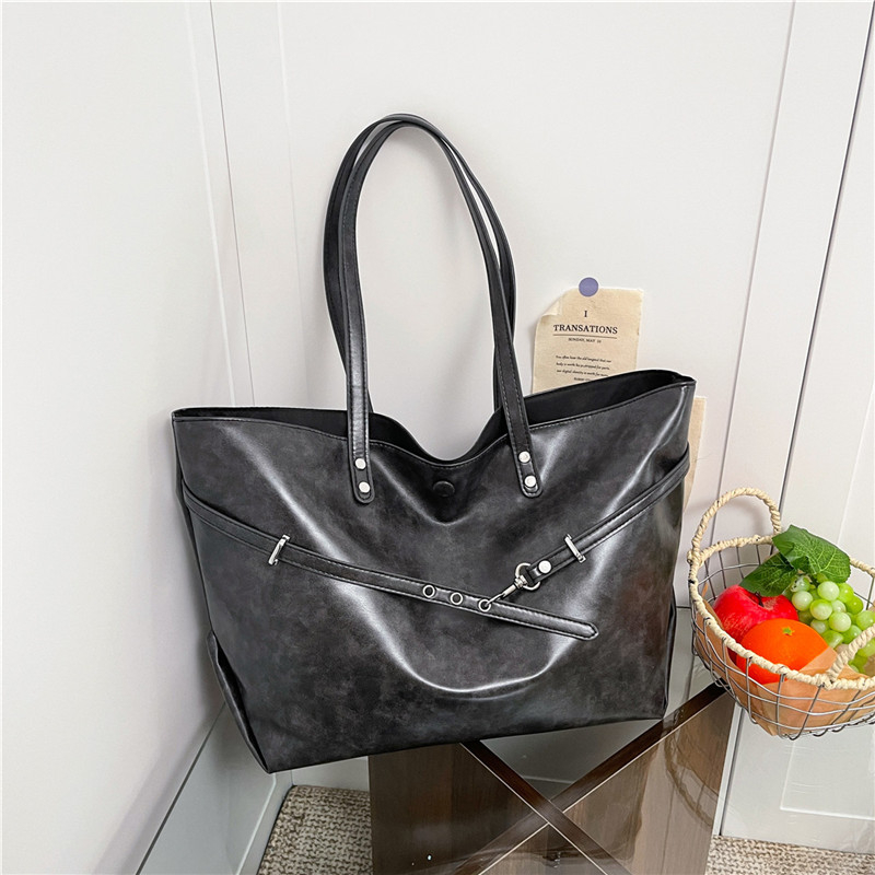 Autumn Women's Simple and Fashionable Large Capacity Synthetic Leather Handbag New Fashionable Middle School Student Daily Commuting Lightweight 