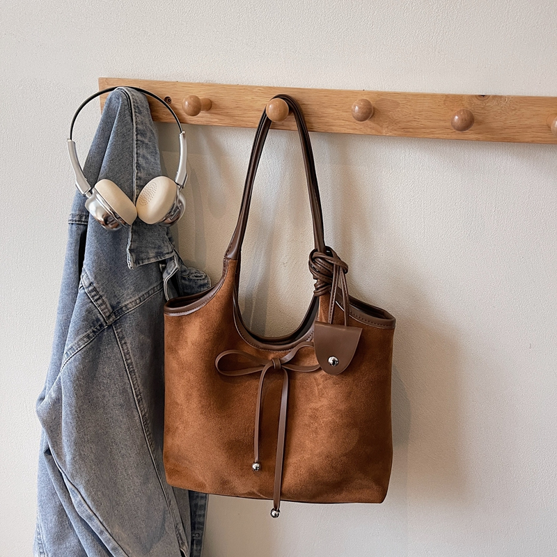 2025 New Summer Women's Simple and Fashionable Large Capacity Synthetic Leather Handbag Fashion Middle School Students' Daily Commuting Ligh