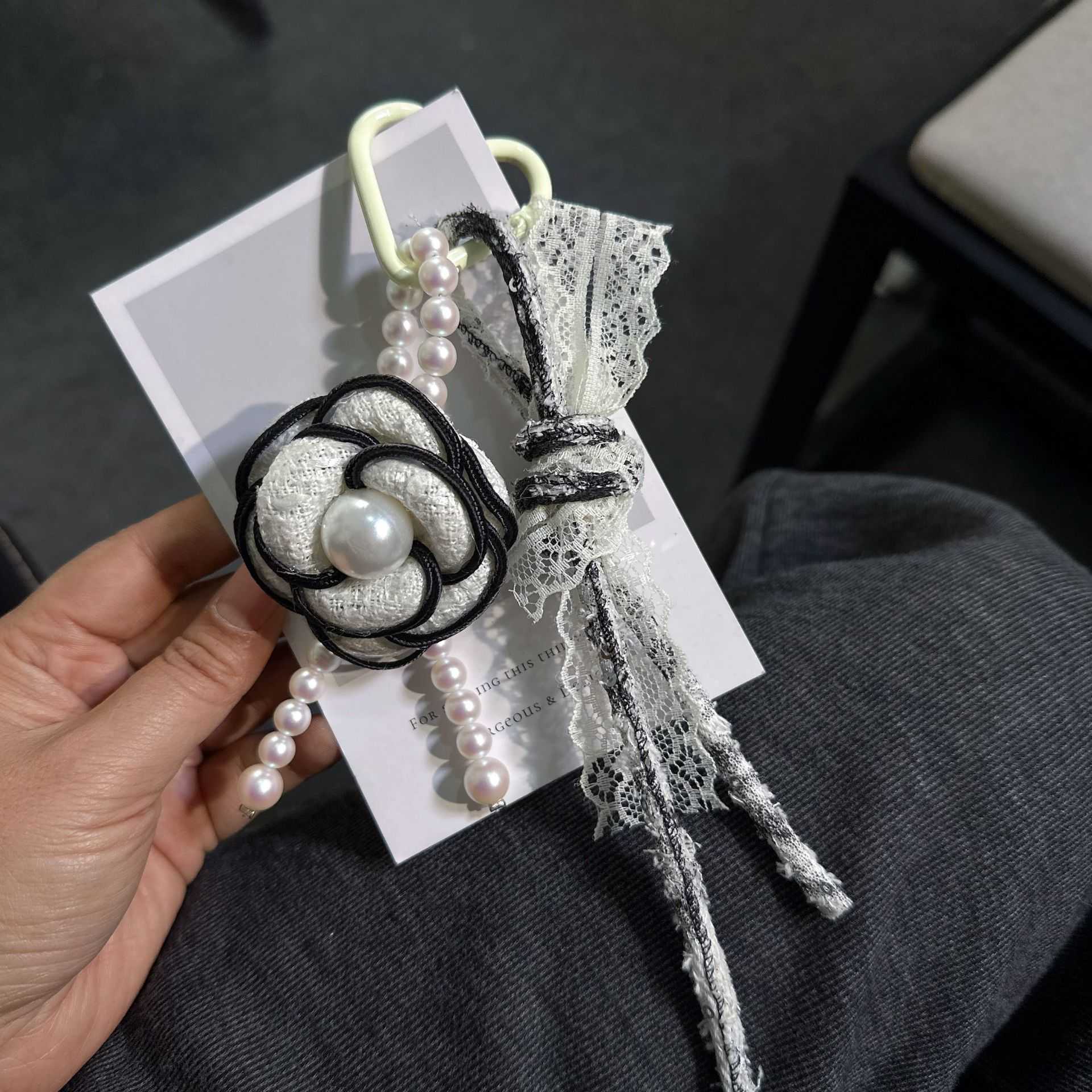 Luxury Elegant Style Flower Patterned Bracelet with Detachable Clasp Perfect for Cell Phones or Purse Decoration