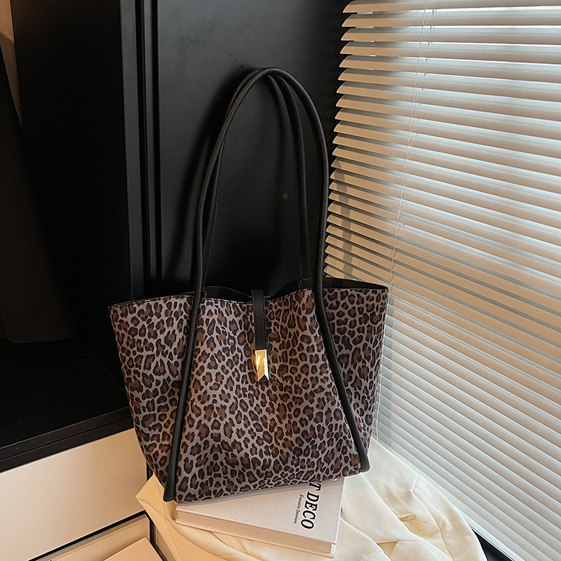 Summer Women's Simple and Fashionable Large Capacity Synthetic Leather Handbag New Fashionable Middle School Student Daily Commuter Lightweight S