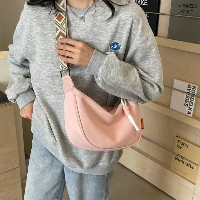 2025 New Fashion Crossbody Bag Simple Wide Shoulder Strap Design Single Shoulder Bag Original Style Commuting Dumpling Women BagW251028