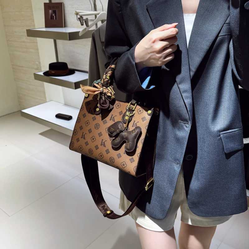 Classic Elegant Tote Bag Womens Fashion Accessory Genuine Leather Material Luxury Brand Famous Designer W251029