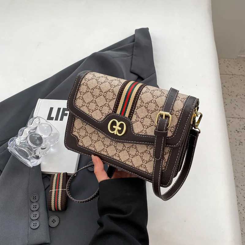 2025 AutumnWinter Retro Small Square Bag New Fashionable Crossbody Bag High Grade Casual Single Shoulder Commuter Bag W251029